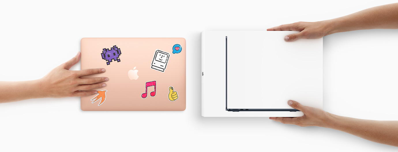 一只手递出上盖贴着几张贴纸的 MacBook，对面一双手送上盒装的新 MacBook。